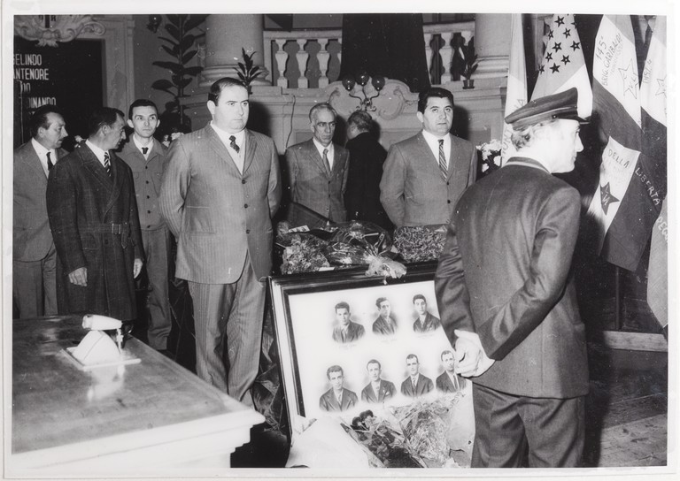 Gattatico-Reggio Emilia, 27-30 marzo 1970, Funerali di Alcide Cervi, camera ardente di Alcide nella Sala del Tricolore di Reggio Emilia, picchetto d'onore